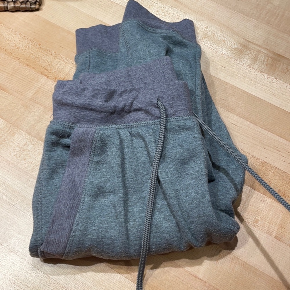 Gray men’s small jogger